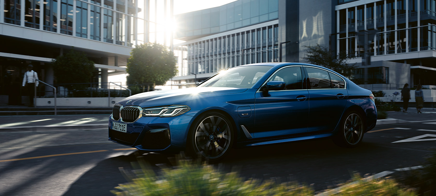 BMW Série 5 Berline G30 restylage 2020 Phytonicblau BMW Série 5 Berline G30 restylage 2020 en Phytonicblau, vue de trois quarts avant, en mouvement