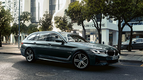 BMW Série 5 Touring (G31) vue de trois quarts de profil à l’arrêt