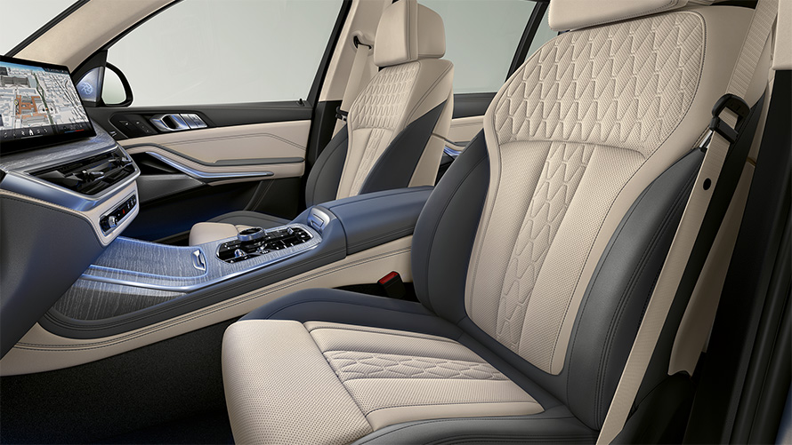 BMW X7 G07 LCI – vue latérale sur le siège conducteur et la sellerie Sensafin